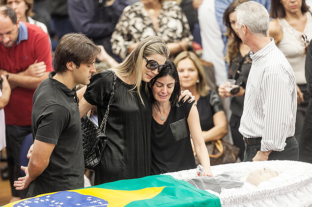 Em velrio de Luciano do Valle em Campinas, Renata Fan e tila Abreu consolam a filha do narrador