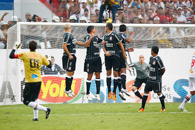 Rogrio Ceni cobra falta que resultou no seu centsimo gol, em jogo contra o Corinthians, na Arena Barueri