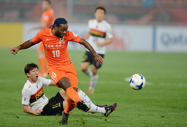 Vagner Love, do Shandong Luneng, da China, chuta a gol em jogo da Copa da sia