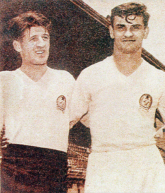 Sandor Kocsis ( dir.), ao lado de seu companheiro na seleo hngara, Zoltan Czibor, na Copa de 1954