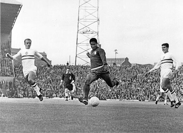 O portugus Eusbio chuta a bola em jogo contra a Hungria na Copa de 1966