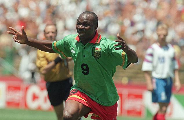 Roger Milla comemora gol de Camarões contra a Rússia, na Copa de 1994, em São Francisco
