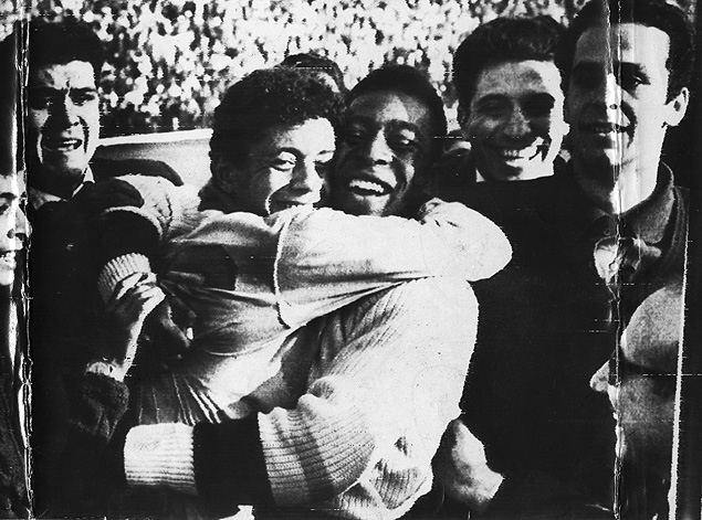 Amarildo (esq.) abraa Pel aps a conquista da Copa do Mundo de 1962, no Chile