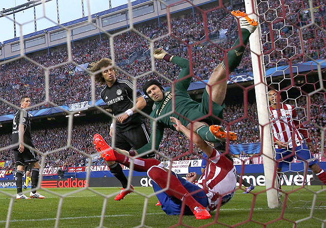 O goleiro Petr Cech, do Chelsea, choca com trave e com atacante Raul Garcia, do Atltico de Madri