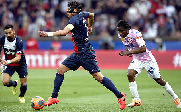 O zagueiro brasileiro Thiago Silva tenta uma jogada para o Paris Saint-Germain