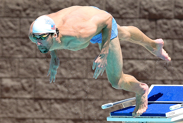 O nadador americano Michael Phelps salta durante treino em piscina do Arizona (EUA)