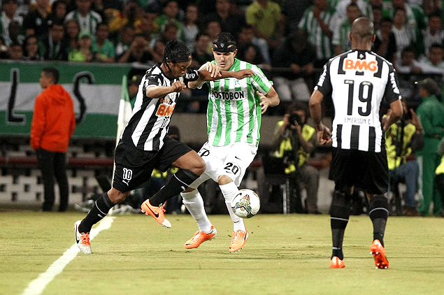Ronaldinho (esq.) disputa bola com Alejandro Bernal, do Atltico Nacional 