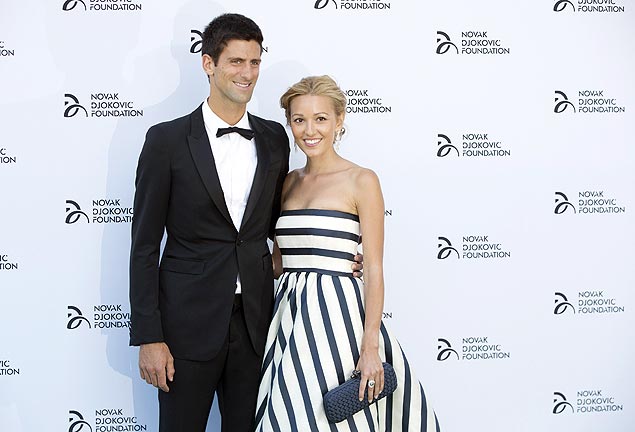 Novak Djokovic e a noiva, Jelena Ristic, durante evento beneficente em Londres, em 2013