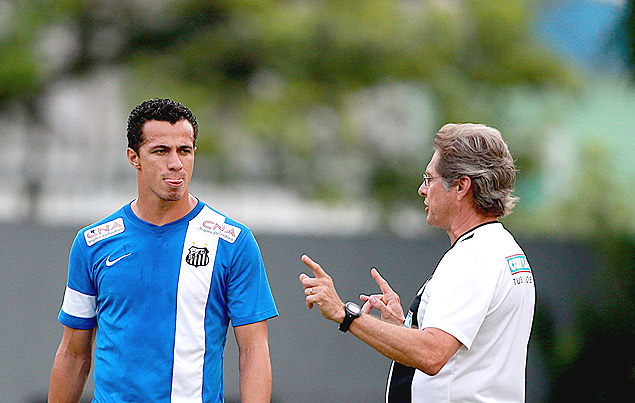 O atacante Leandro Damião conversa com o técnico Oswaldo de Oliveira em treino do Santos