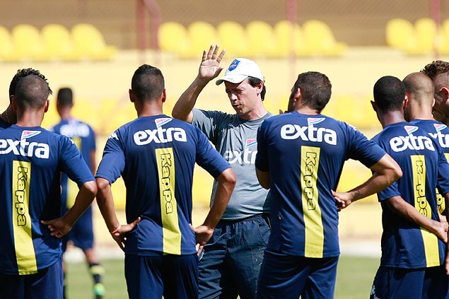 Fernando Diniz orienta jogadores durante treino do Audax em 2014