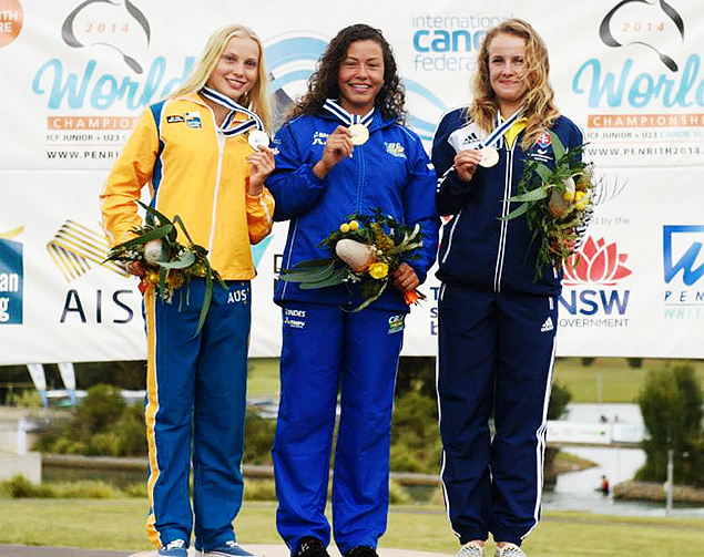 Ana Stila (centro) exibe sua medalha de ouro na Austrlia