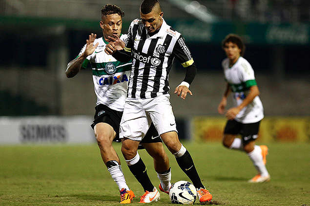 Baraka (esq.), do Coritiba, e Alison, do Santos, disputam bola em jogo no Couto Pereira