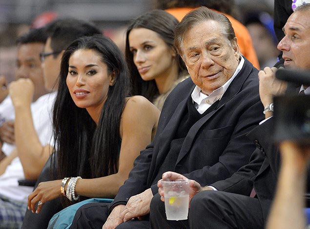 Donald Sterling acompanha jogo dos Clippers ao lado da namorada V. Stiviano (esq.)