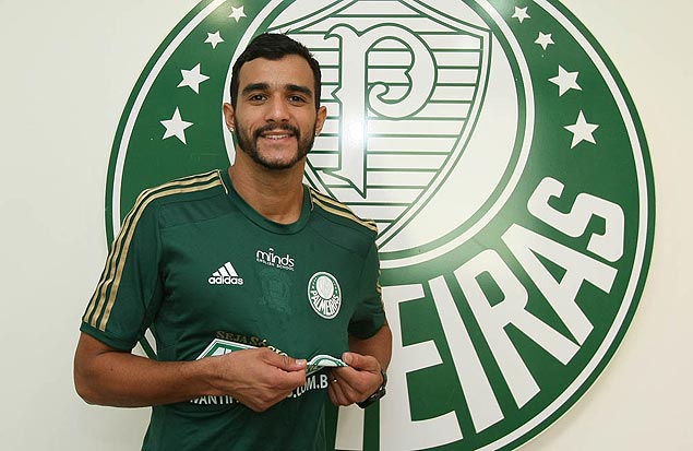 O atacante Henrique posa para foto em apresentao no Palmeiras
