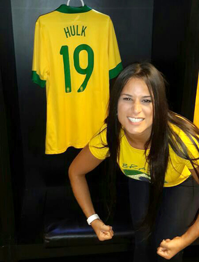 Fabi Martinez posa perto da camisa do brasileiro Hulk em visita ao vestirio do Maracan