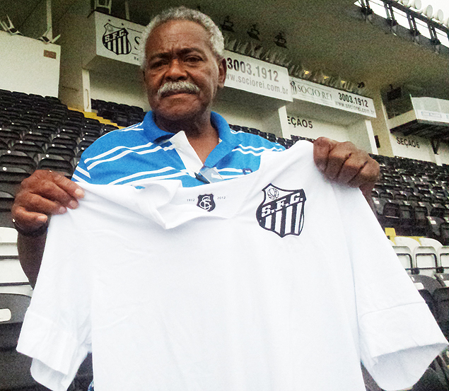 O ex-atacante Coutinho posa com camisa do Santos