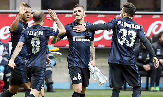 Jogadores da Inter de Milo comemoram gol no estdio Giuseppe Meazza 