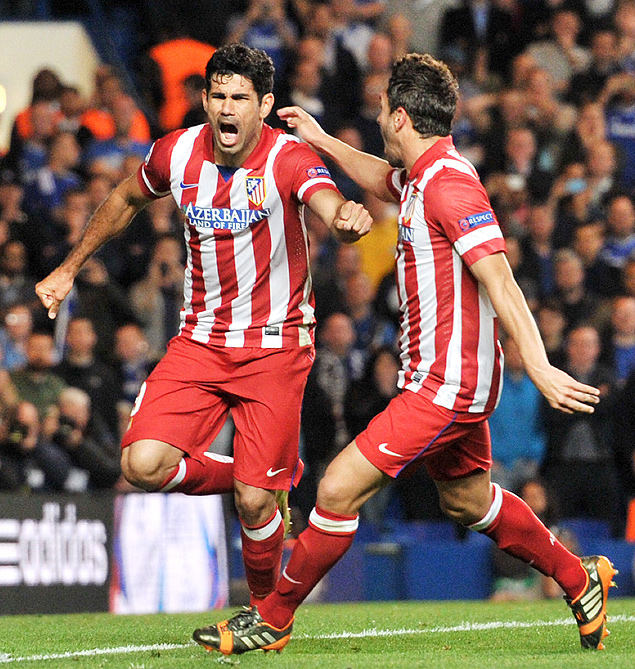 Diego Costa (esq.) vibra depois de fazer o segundo gol do Atltico de Madri em Londres 