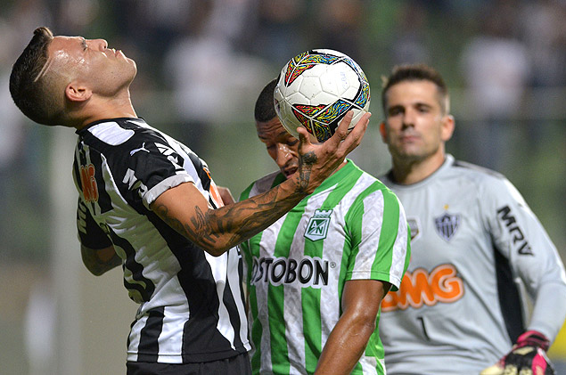 O atleticano Otamendi segura a bola e se lamenta durante a partida em Belo Horizonte