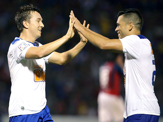 Dagoberto ( esquerda) e Samudio comemoram o segundo gol do Cruzeiro diante do Cerro pelas oitavas da Libertadores