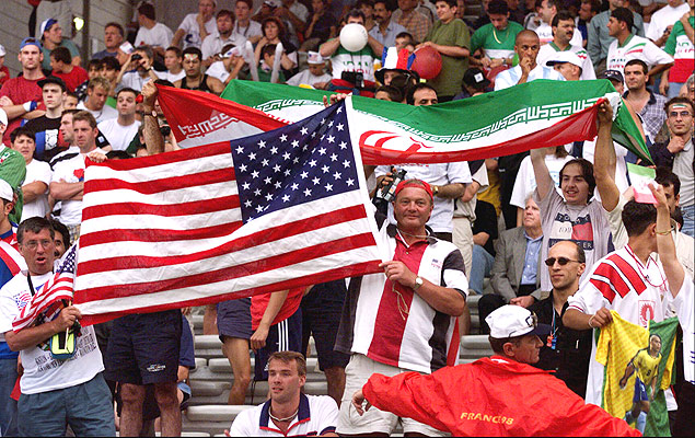 Torcedores com as bandeiras dos EUA e do Ir durante jogo entre os pases e que acabou 2 a 1 para os asiticos
