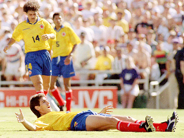 O colombiano Andres Escobar lamenta o gol contra feito a favor dos EUA na Copa de 1994