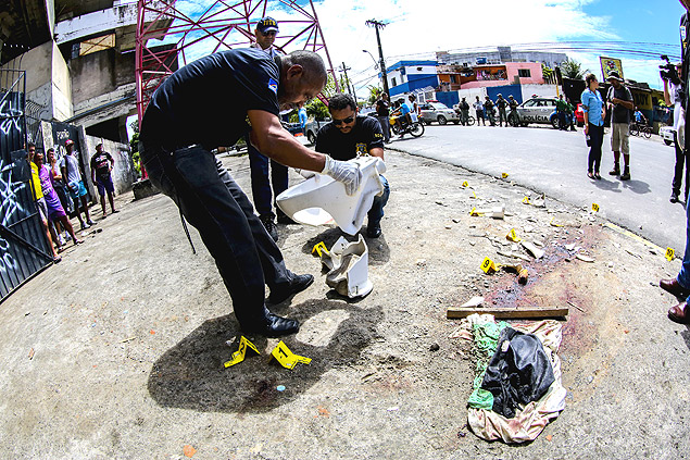 Percia do departamento da Polcia Civil no local onde um torcedor atingido por um vaso sanitrio