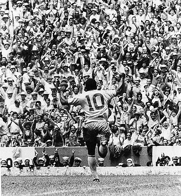  Pel comemora gol contra a Itlia, na final da Copa de 70