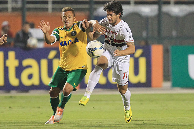 Alexandre Pato (dir.) tenta escapar da marcao na partida do So Paulo contra o Coritiba