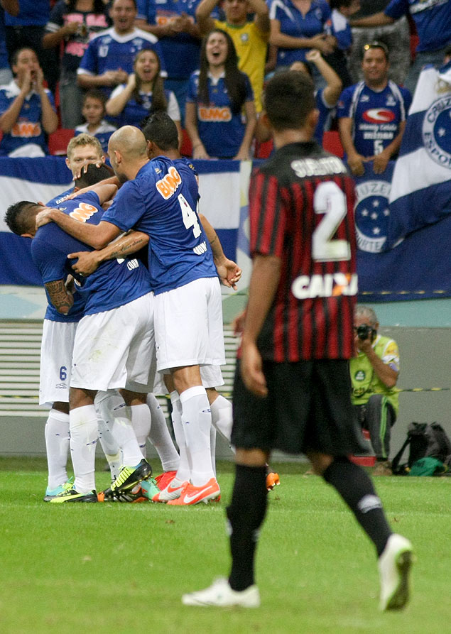 Jogadores do Cruzeiro festejam gol no estdio Man Garrincha