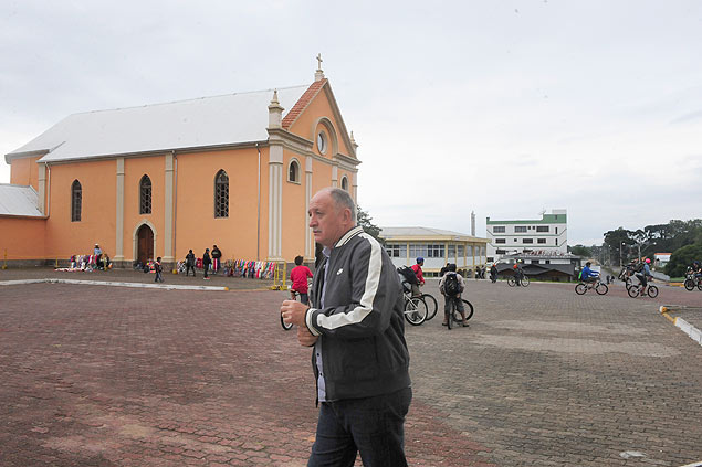 O tcnico Luiz Felipe Scolari durante visita ao Santurio de Nossa Senhora de Caravaggio em Farroupilha