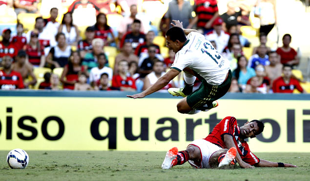 Andr Santos, do Flamengo, impede jogada ofensiva de Wendel, do Palmeiras