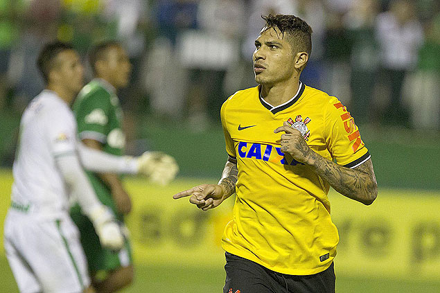 O atacante corintiano Guerrero festeja gol na partida contra a Chapecoense