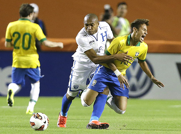 O volante Wilson Palacios, de Honduras, comete falta em Neymar durante amistoso