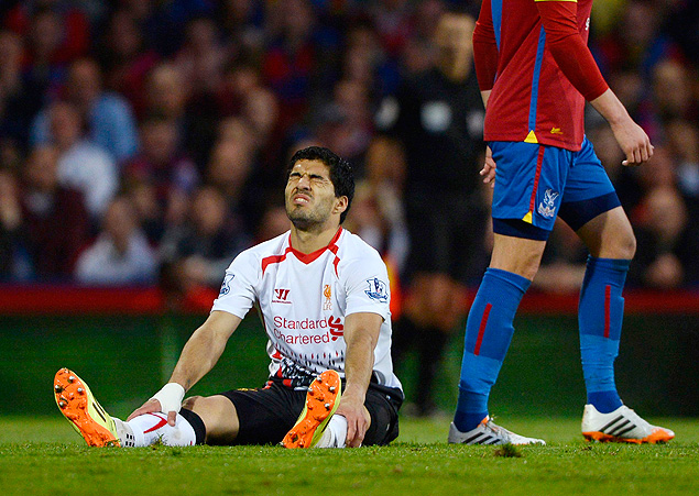 Luis Surez (esq.) durante partida do Liverpool pela Premier League 