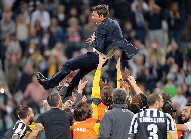 O treinador Antonio Conte  levantado pelos jogadores da Juventus na conquista da temporada 2013/14