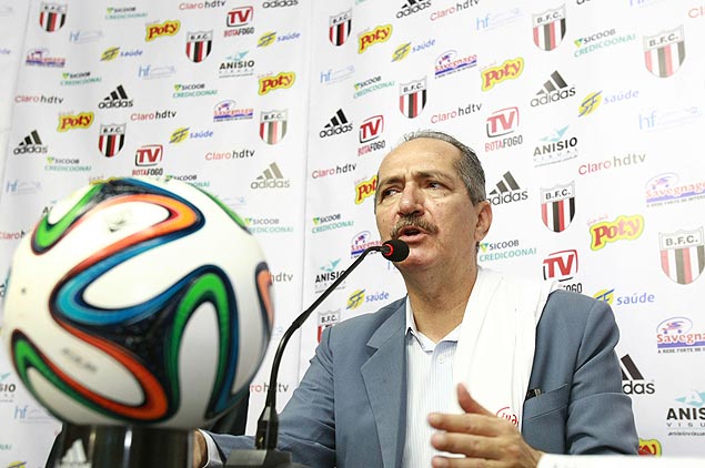 O ministro dos Esportes, Aldo Rebelo, durante uma entrevista