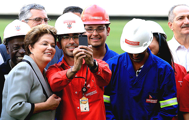 A presidente Dilma Rousseff visita o Itaquero e posa para selfie
