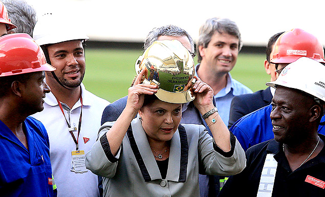 A presidente Dilma Rousseff coloca capacete na cabea durante visita ao Itaquero