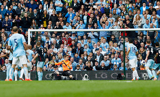 O capito do Manchester City, Vincent Kompany, marca contra o West Ham United na final do Campeonato e Ingls, garantindo o ttulo