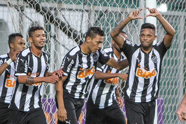 Andr ( direita) comemora o segundo gol do Atltico-MG sobre o Cruzeiro