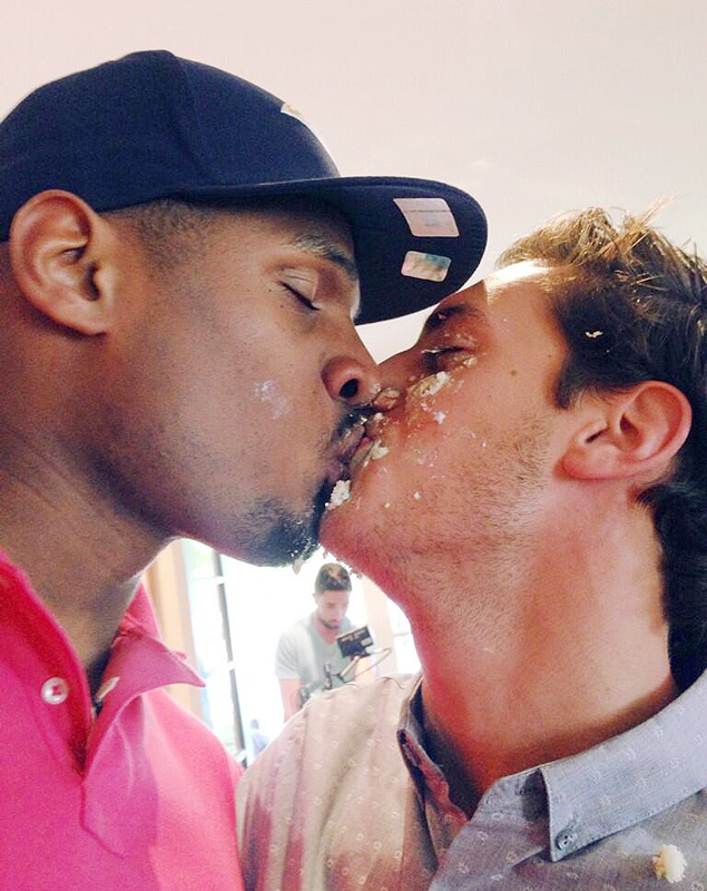 O jogador de futebol americano Michael Sam ( esq.) beija seu namorado para comemorar sua seleo no draft da NFL
