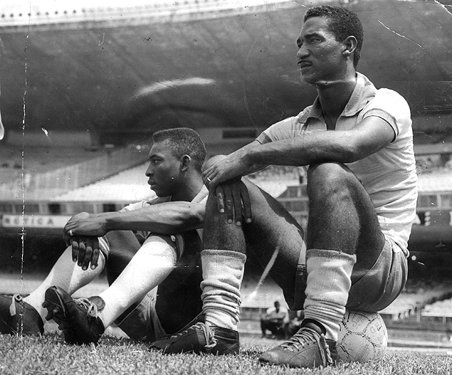 Didi sentado ao lado de Pel durante treino da seleo brasileira em 1959