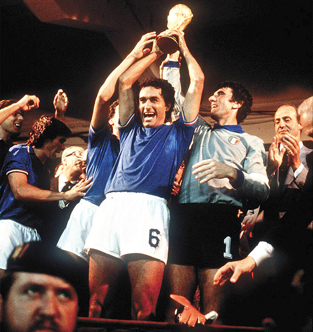 Claudio Gentile ergue a taa na cerimnia de premiao da Copa de 1982, na Espanha