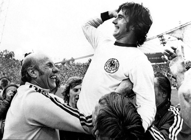 O tcnico Helmut Schoen comemora com o atacante Gerd Mller (no alto) a conquista da Copa de 1974