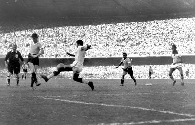 O uruguaio Juan Schiaffino ( esq.) domina bola durante jogo da Copa do Mundo de 1950, no Brasil