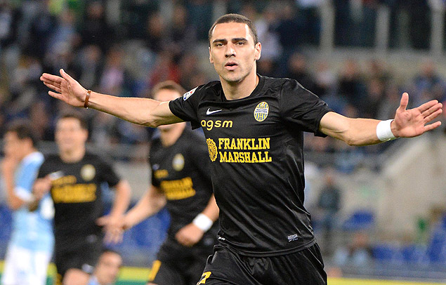 O volante Rômulo comemora gol pelo Verona no Campeonato Italiano