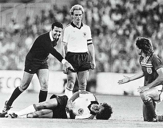 Arnaldo Cezar Coelho apita jogo entre Inglaterra e Alemanha, em atuao que o credenciou para a final da Copa de 1982