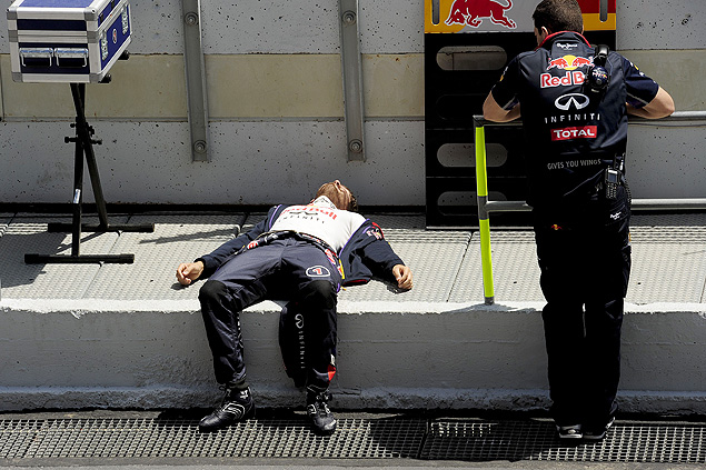 O piloto alemo Sebastian Vettel, da Red Bull, descansa aps participar de treino na Espanha