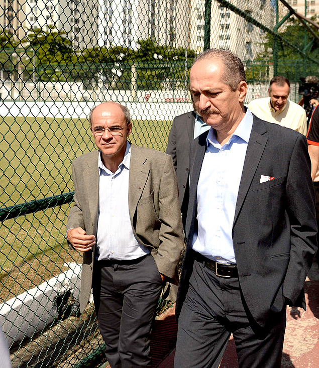 O presidente do Flamengo, Eduardo Bandeira de Melo, caminha ao lado do ministro Aldo Rebelo
